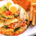 Arroz con pollo colombiano y papas fritas