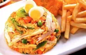 Arroz con pollo colombiano y papas fritas