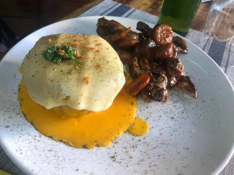 Mofongo Mixto en Salsa de Queso Mofongo Mixto con Salsa de Queso