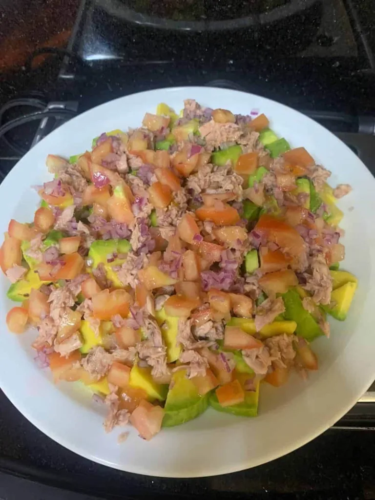 Ensalada de Atún con Aguacate Ensalada de tuna, aguacate, cebolla y tomate - Una deliciosa y saludable opción para el almuerzo"