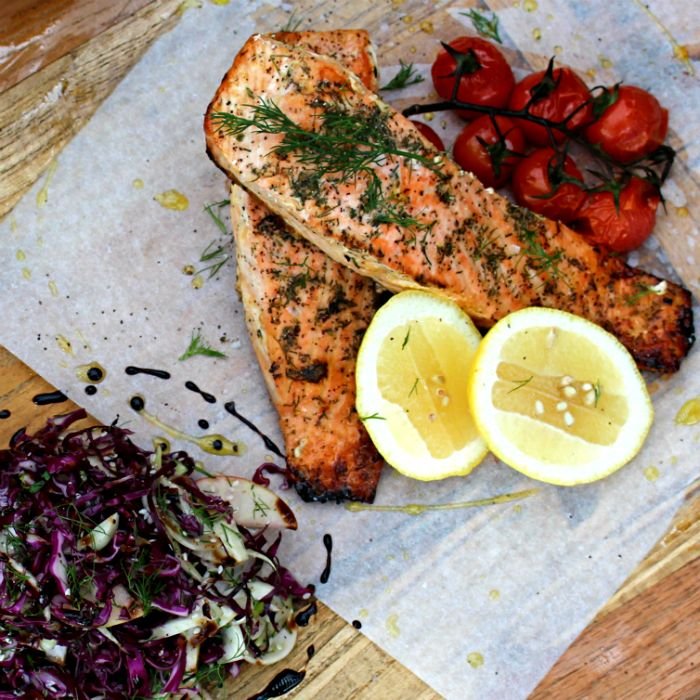 Salmón al horno con hinojo y tomates
