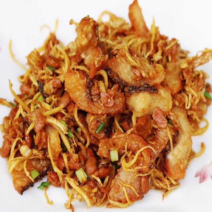 Crispy fried fish with ginger and fermented soybeans (trey chien chuon)