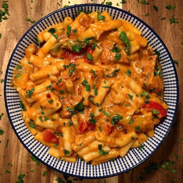 Macarrones con queso y fajitas de pollo