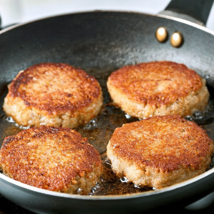 Karbonader (hamburguesas de ternera magra) con cebolla caramelizada