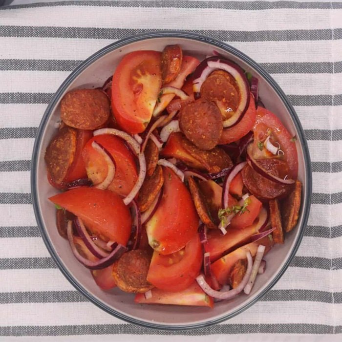 Ensalada de chorizo y tomate