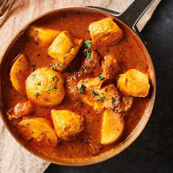 Curry de pollo al estilo bengalí con patatas