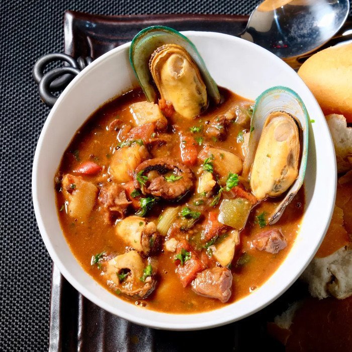 Guiso de pescado portugués (Caldeirada de peixe)