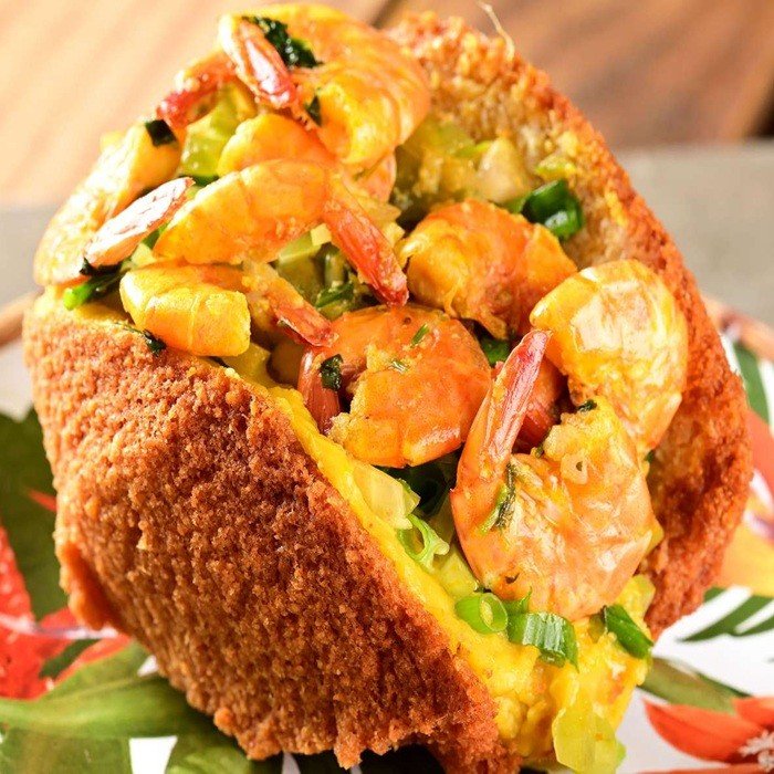 Acaraje: buñuelos de frijol de ojo negro rellenos de gambas