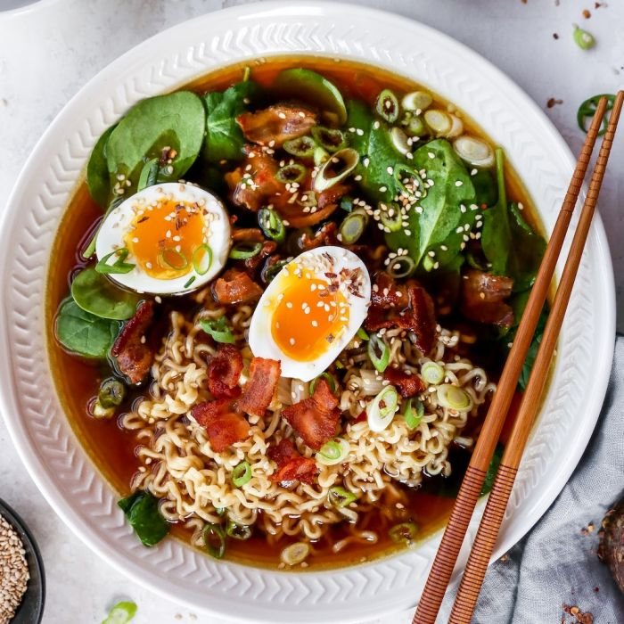 Fideos ramen con huevo cocido