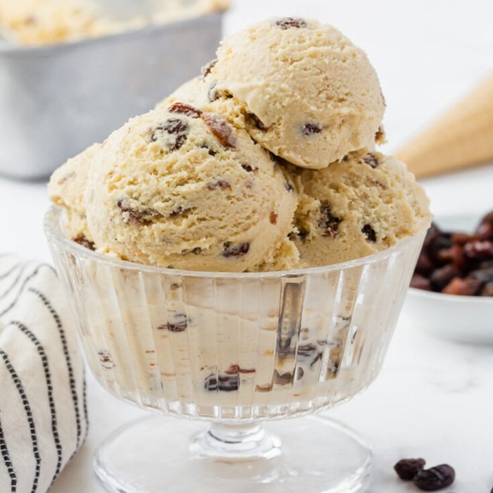 Helado de ron con pasas sin batir