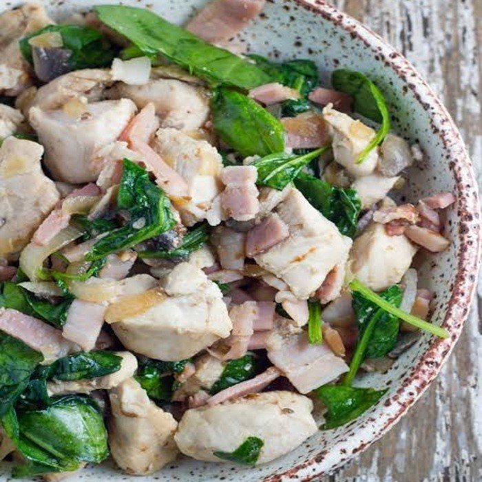 Ensalada de pollo con setas y beicon