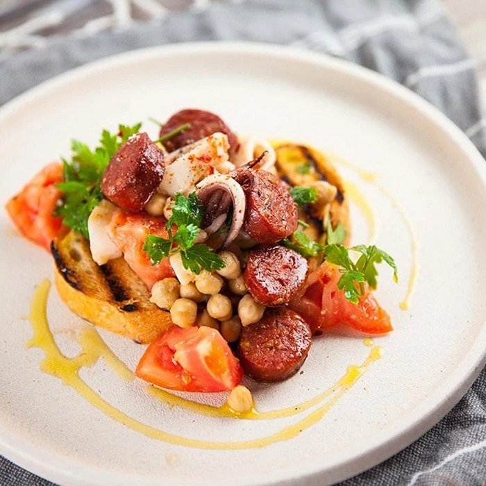 Ensalada de calamar, garbanzos y chorizo