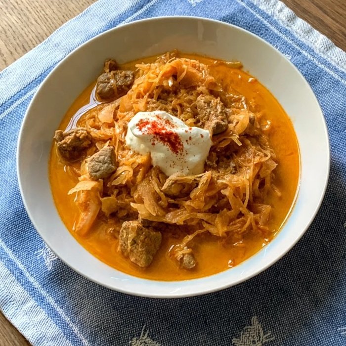 Goulash de cerdo y chucrut