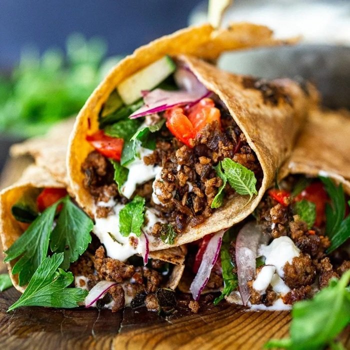 Wrap de cordero al comino con ensalada de col crujiente y mayonesa picante