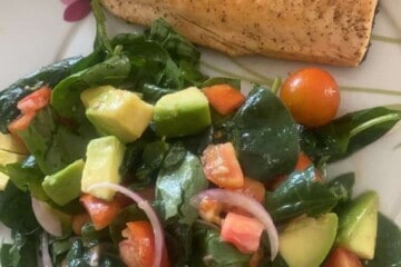 Salmon recipe with spinach, tomatoes and avocado salad