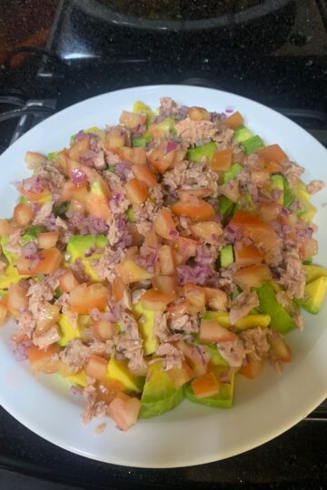 Ensalada de tuna, aguacate, cebolla y tomate - una deliciosa y saludable opción para el almuerzo"