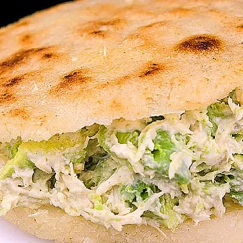 Arepa venezolana relleno reina pepiada