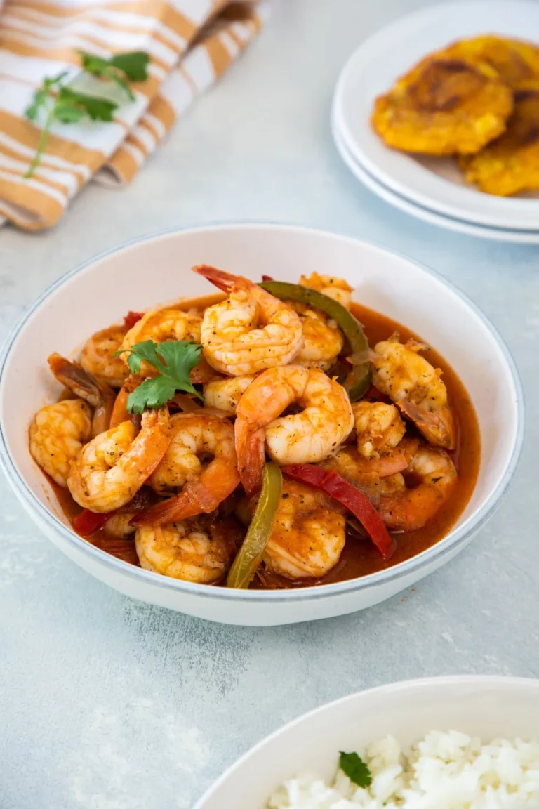 Camarones a la Criolla al estilo dominicano, con arroz blanco y aguacate